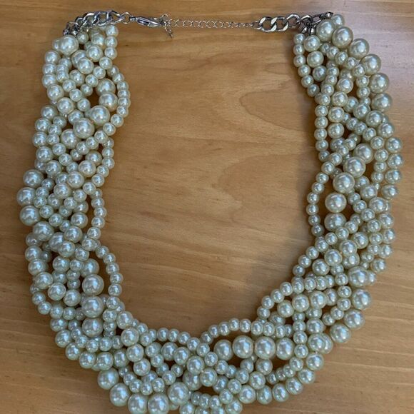 Pearl Necklace that "Makes a Statement" - Picture 6 of 7
